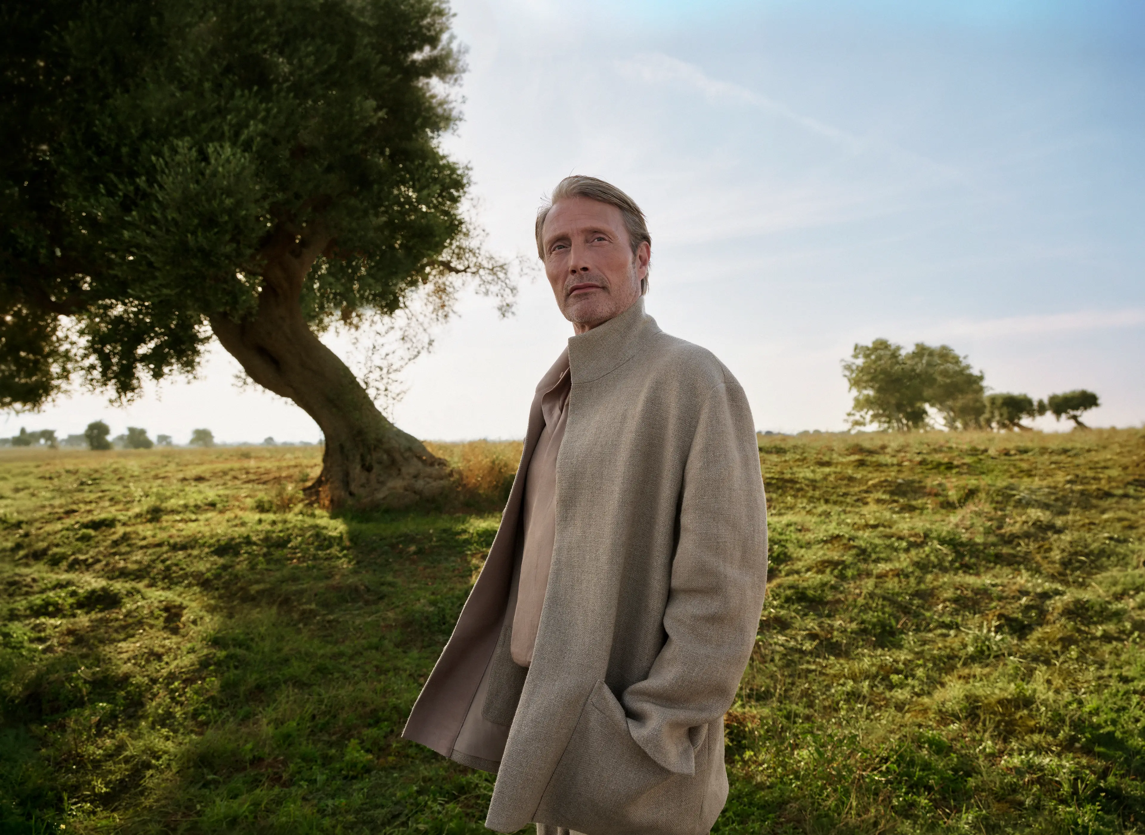 Mads Mikkelsen 身着 ZEGNA(杰尼亚)2025 春夏系列大衣演绎高级定制造型。