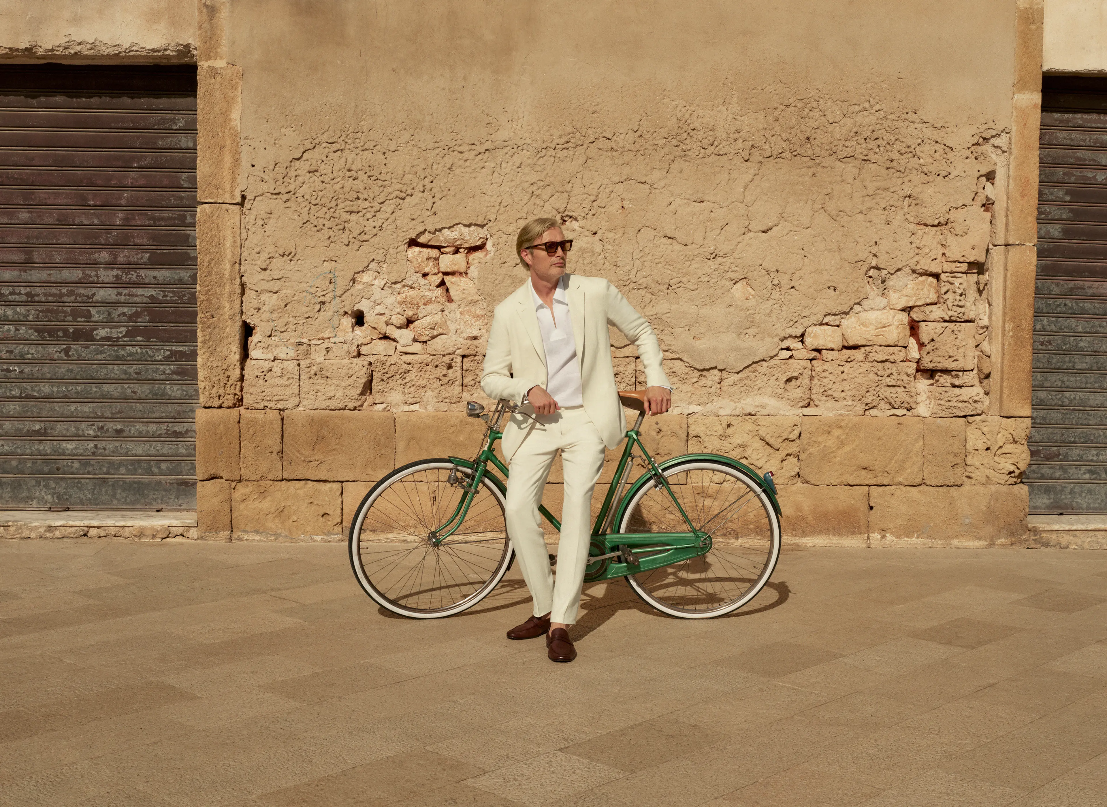 Mads Mikkelsen 身穿 ZEGNA(杰尼亚)2025 春夏系列定制亚麻西装套装和皮革乐福鞋。