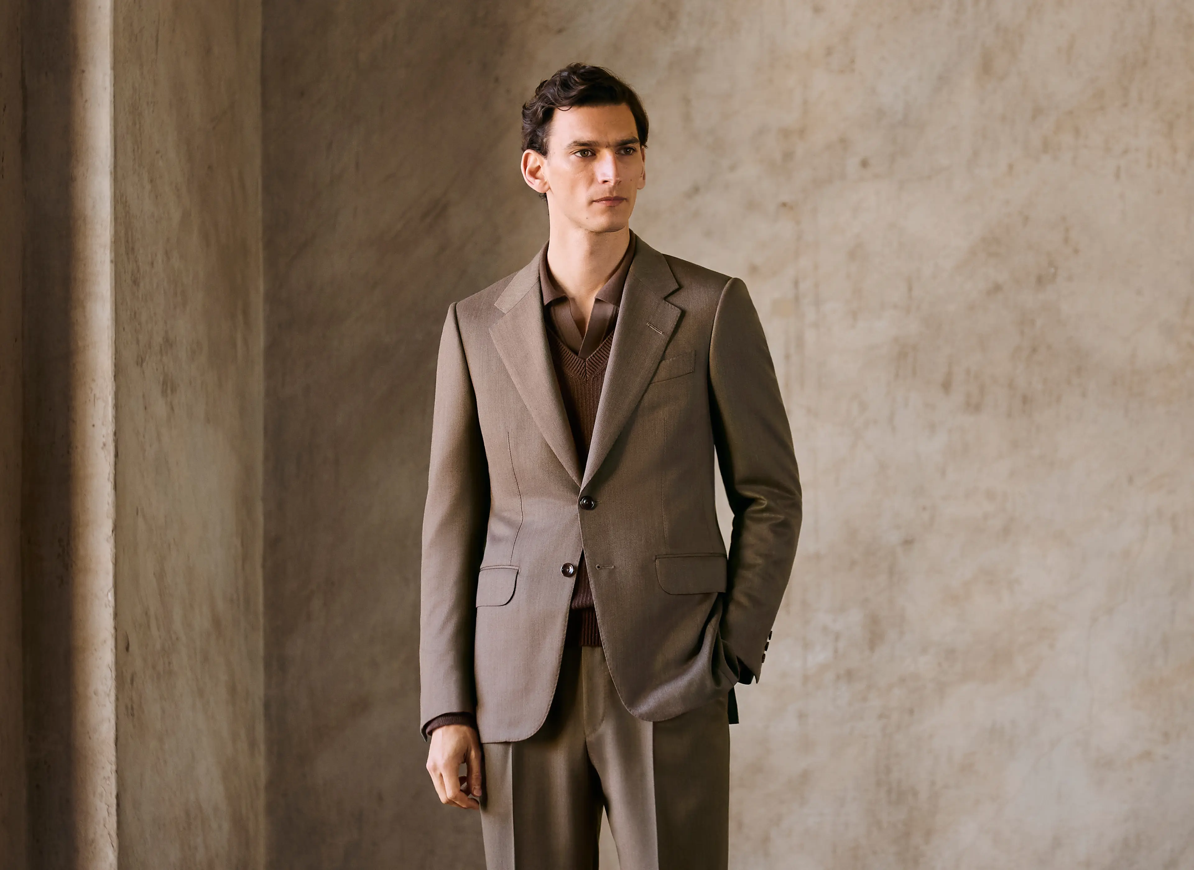 Man wearing an elegant brown-toned suit with single-breasted jacket and one-pleat trousers by ZEGNA.