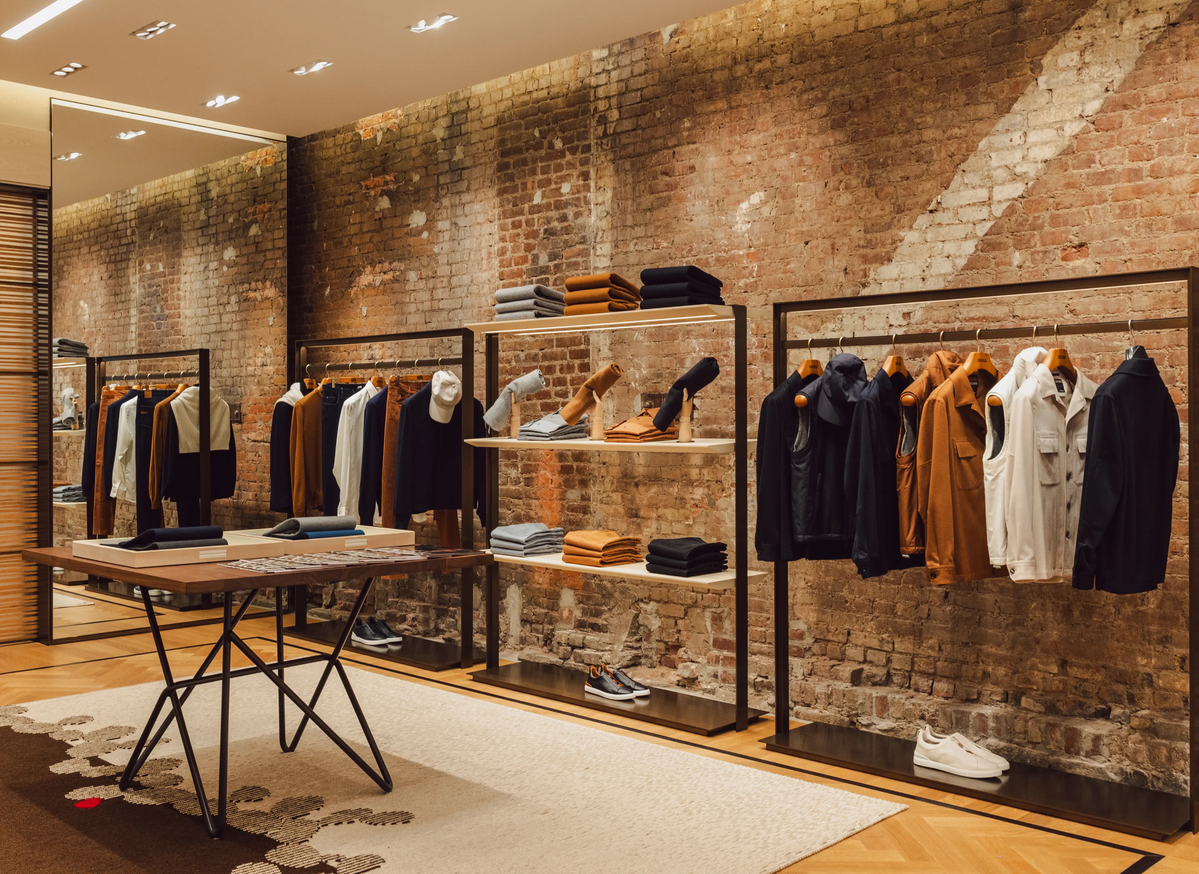 ZEGNA 奢華精品店內的層架上優雅地陳列著鞋品、袋款和服裝。
