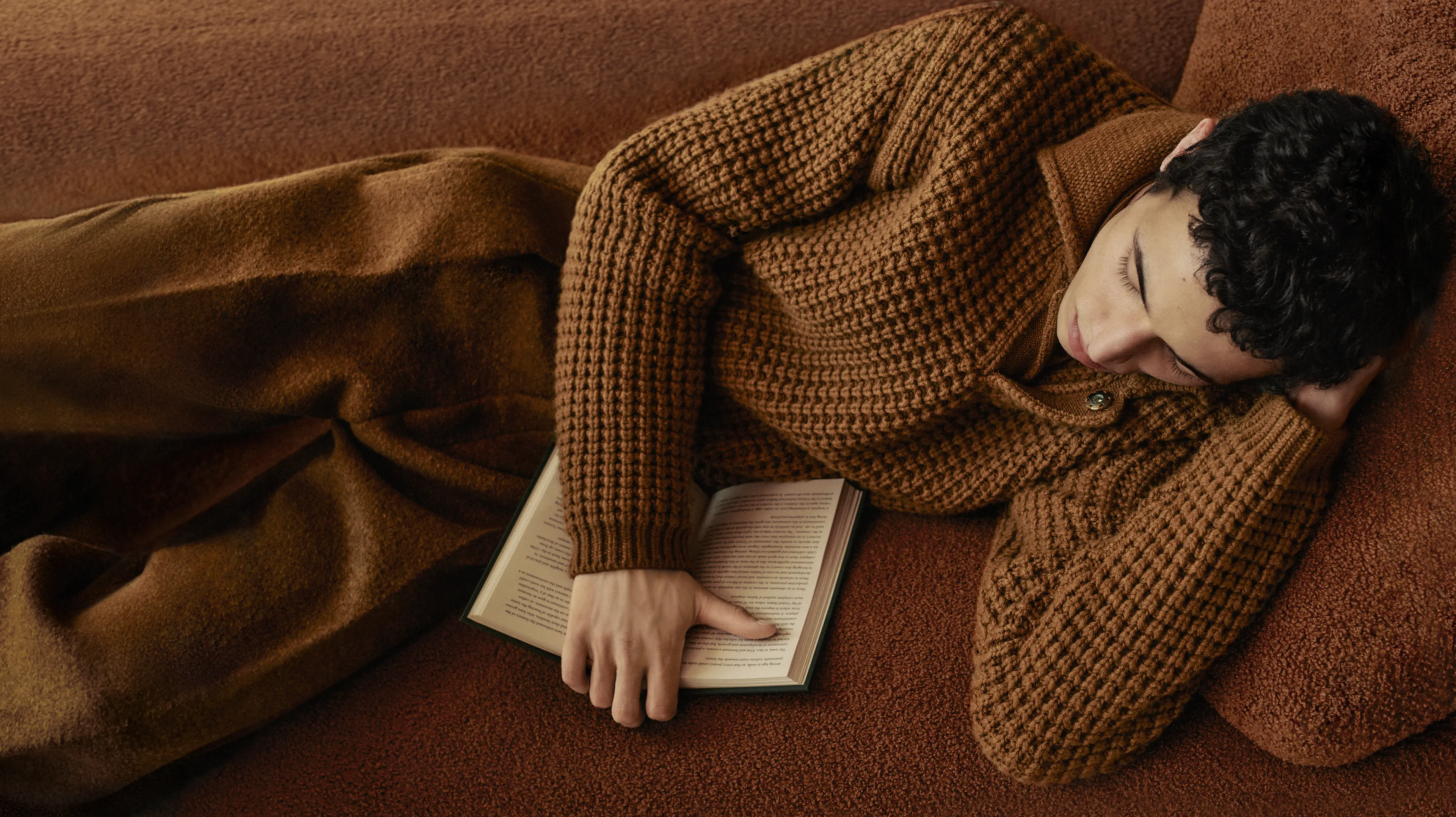 A man wearing a brown jumper and trousers from the Oasi Cashmere ZEGNA collection.