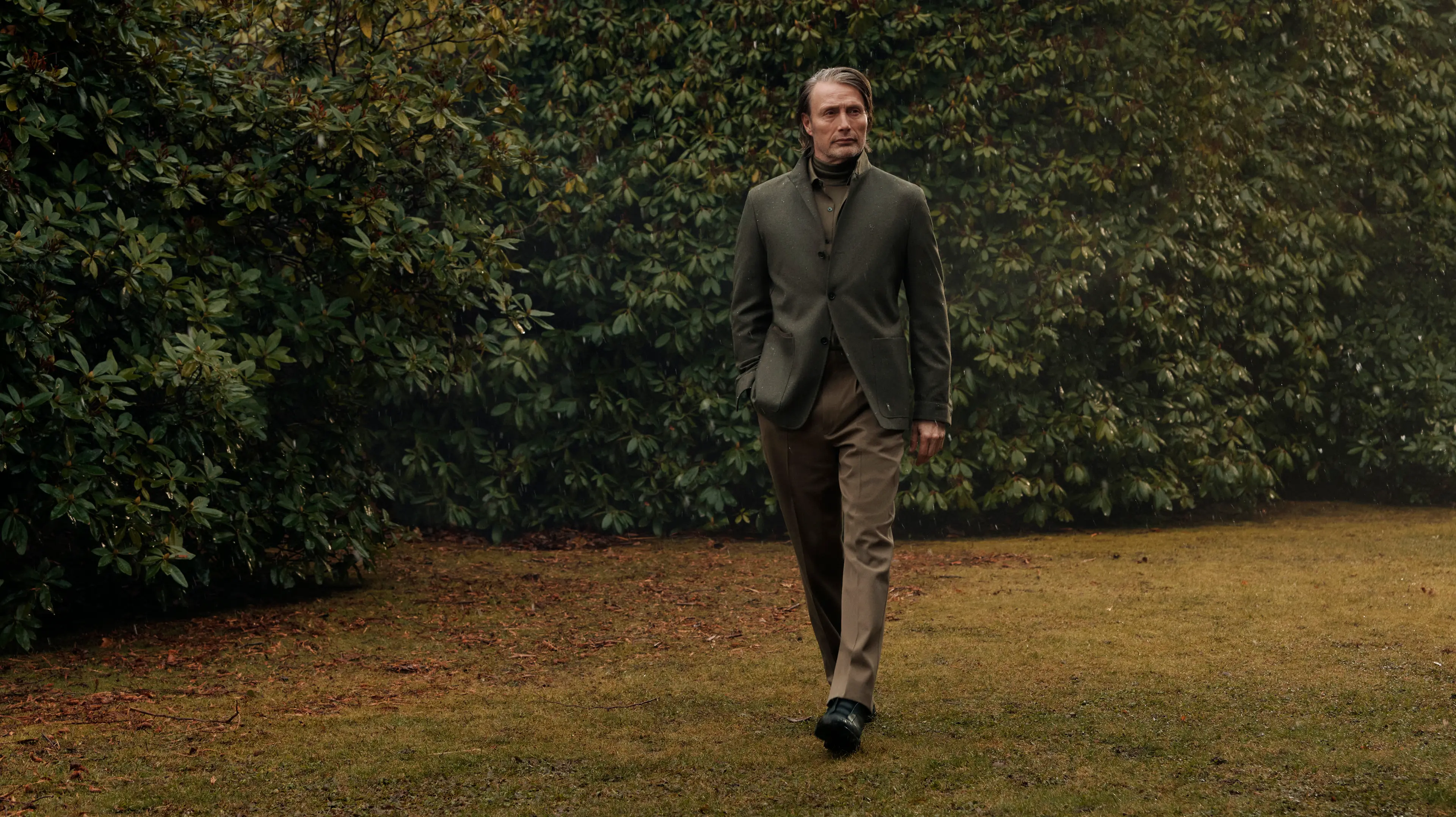 演员麦斯·米科尔森展示 zegna(杰尼亚)fw24 套装,搭配 il conte 伯爵