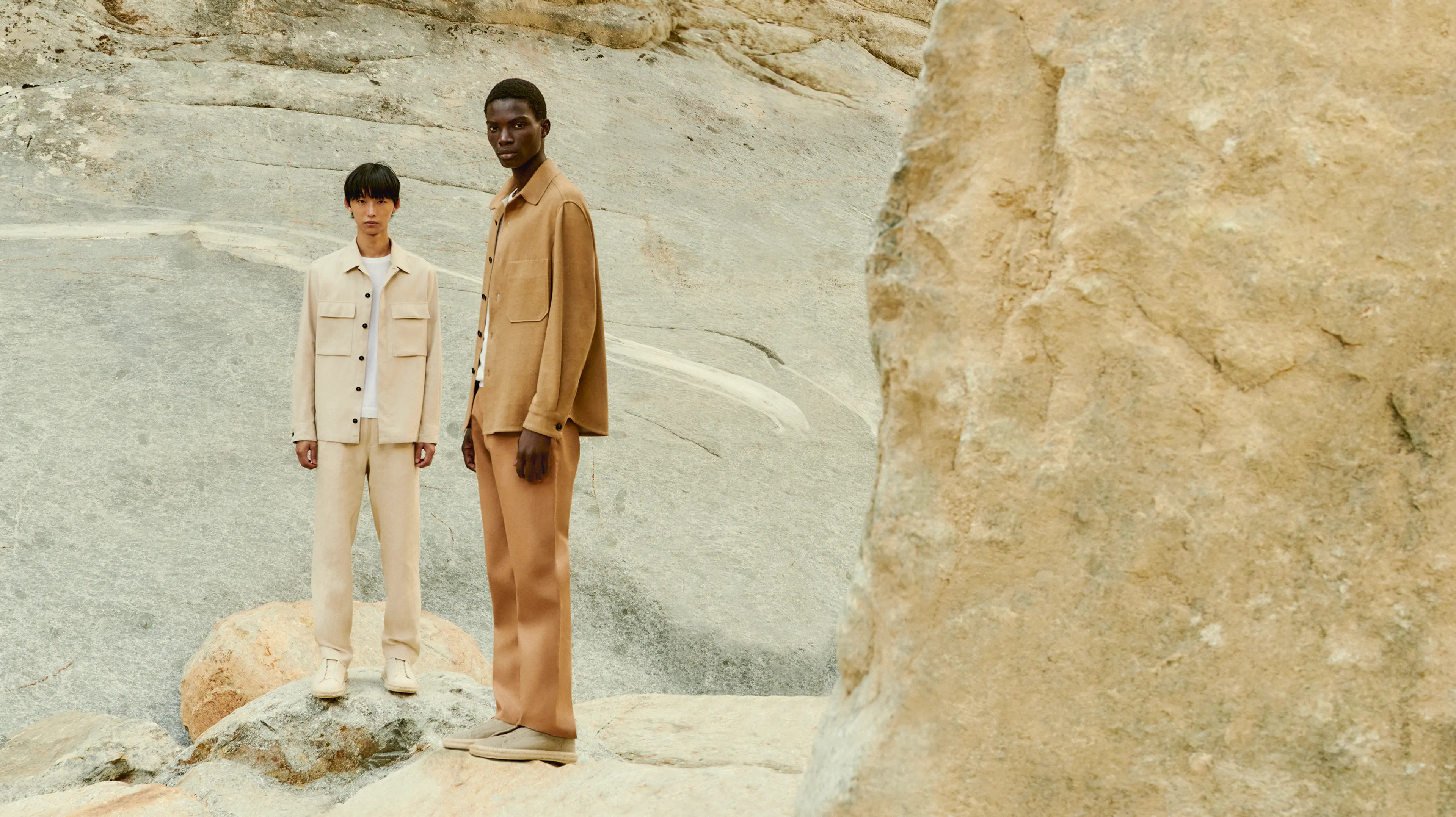 两位男士穿着由 ZEGNA(杰尼亚)设计的 Luxury Leisurewear 奢华休闲系列商务休闲装,搭配米色外套衬衫。