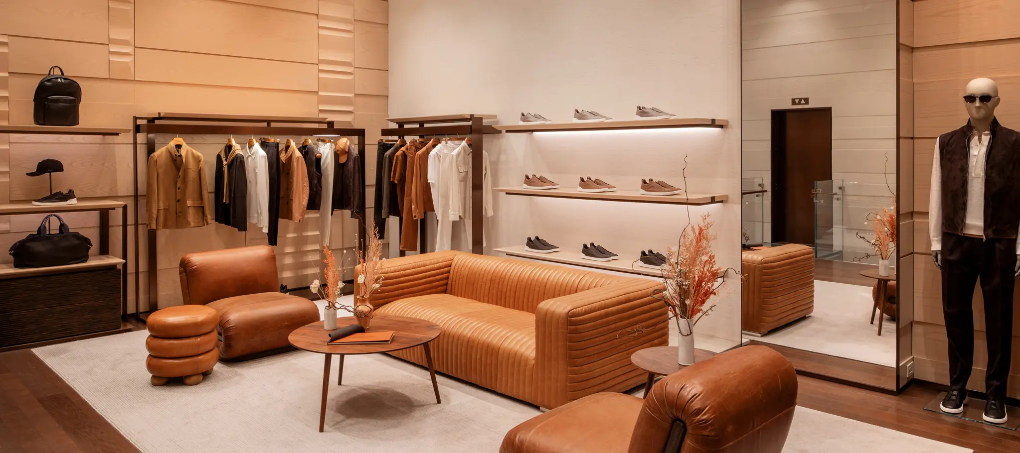 ZEGNA（杰尼亚）奢华精品店内景，货架上陈列着各式鞋品、包袋和服装，布置既美观又优雅。