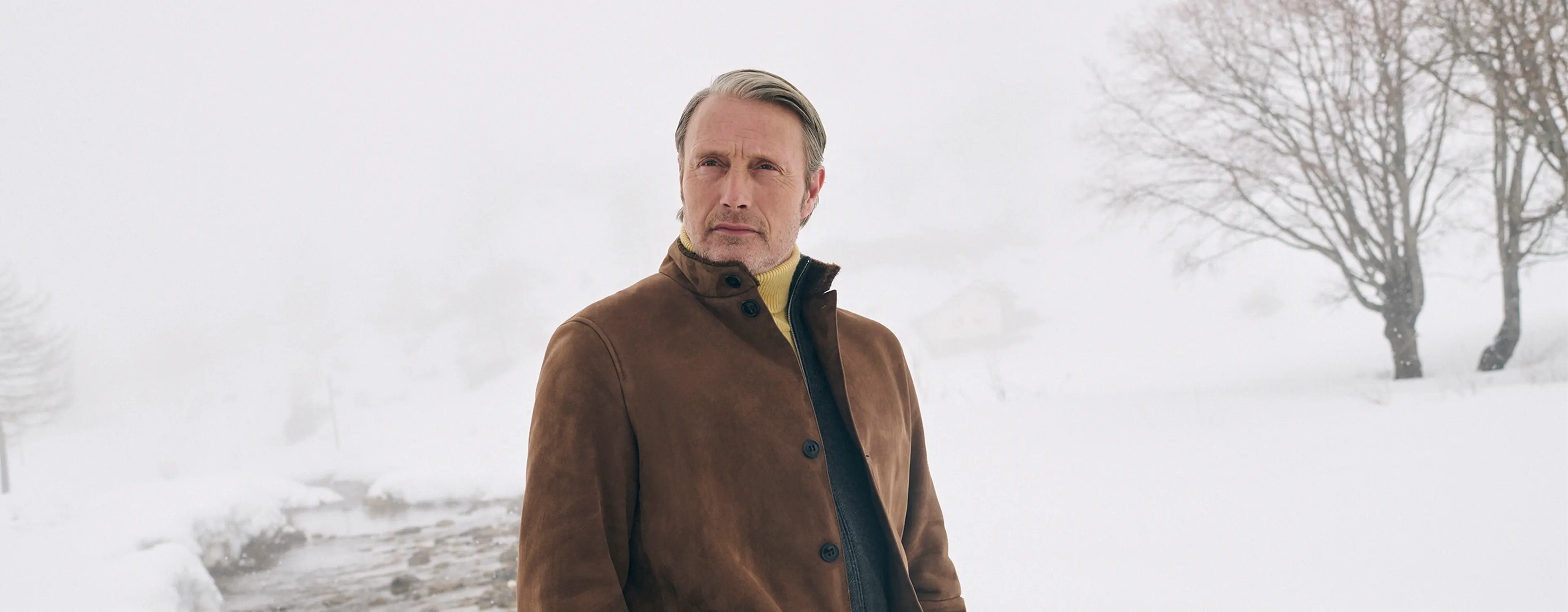 Mads Mikkelsen 身穿 Conte 外套，展現 ZEGNA 冬季造型。