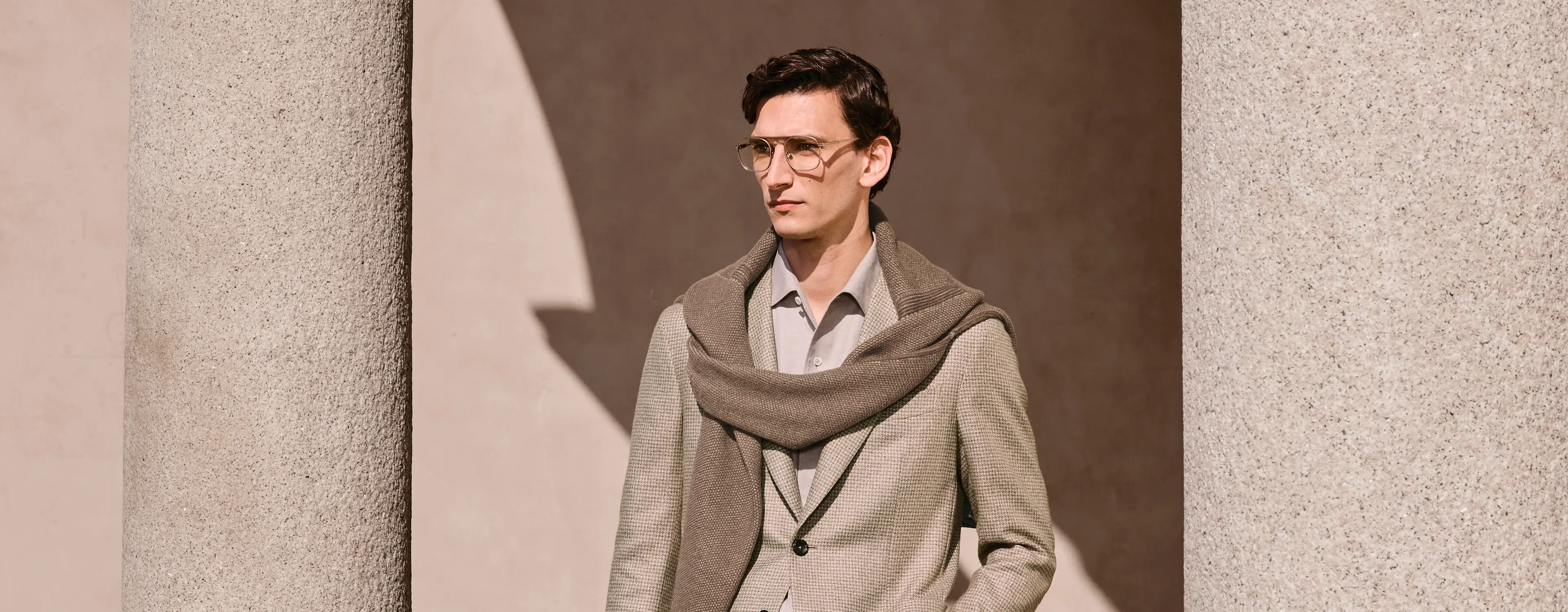 一位男士身着 ZEGNA（杰尼亚）2025 年秋冬系列定制格纹西装套装。