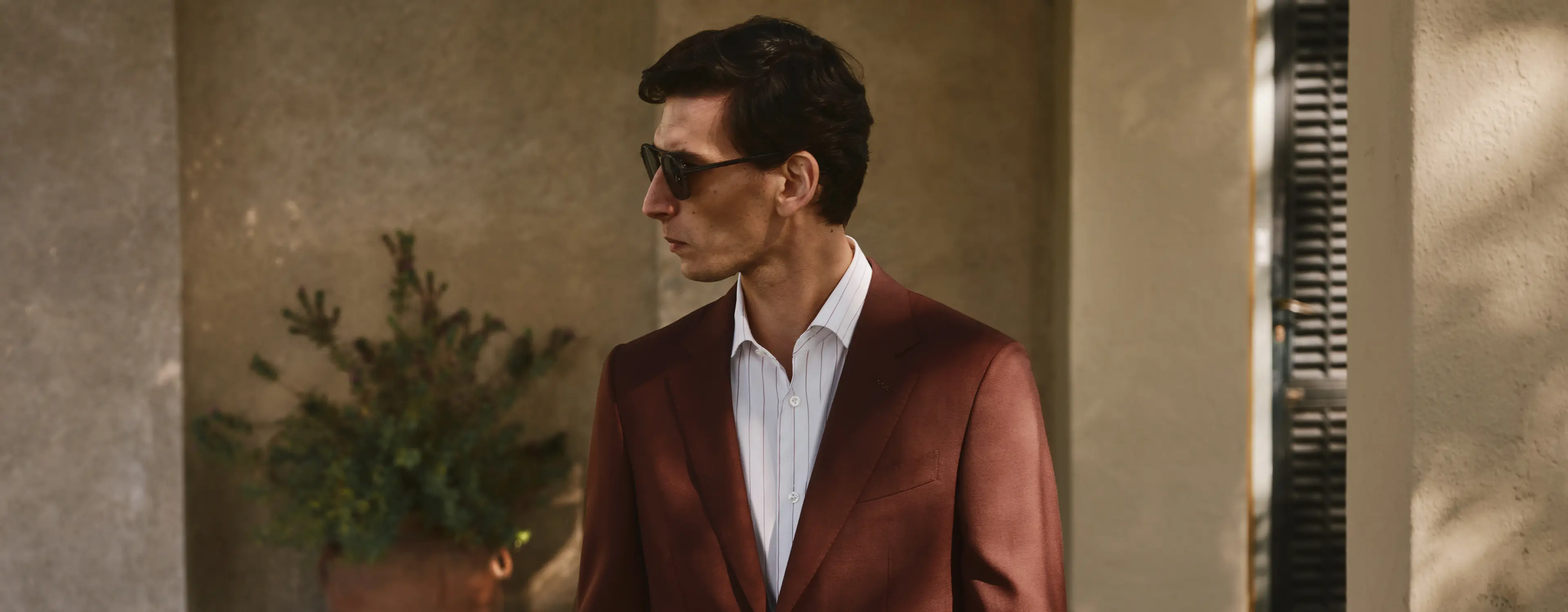 身穿 ZEGNA(杰尼亚)2025 春夏系列优雅西装套装的男士。