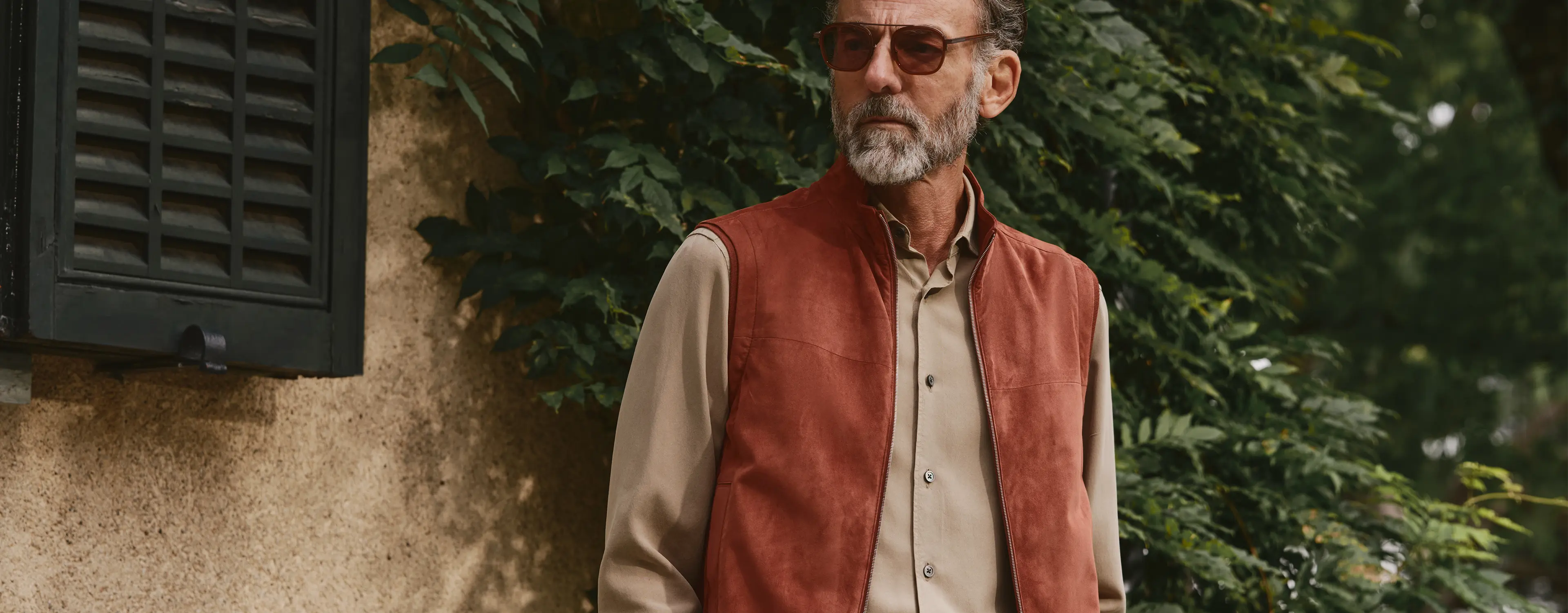 身穿 ZEGNA(杰尼亚)2025 春夏系列商务休闲装束的男士。