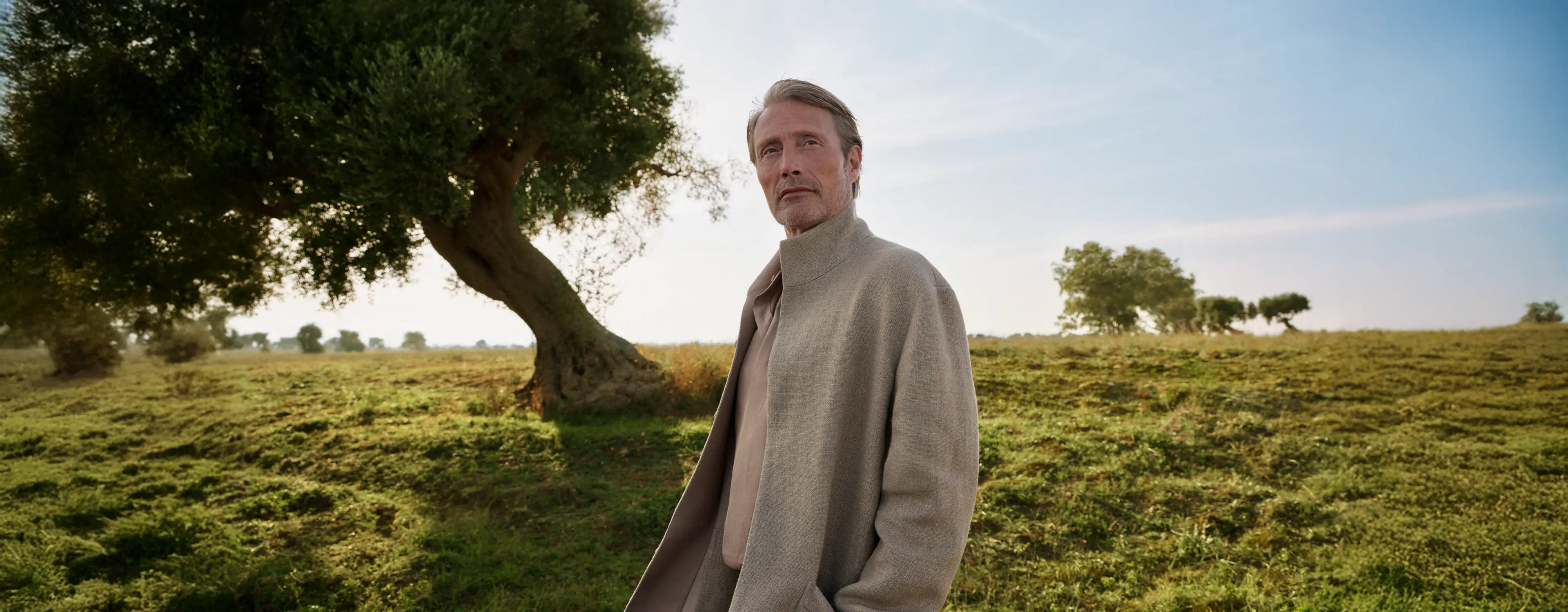 Mads Mikkelsen 身穿 ZEGNA 2025 春夏系列的精裁服飾,包含大衣。
