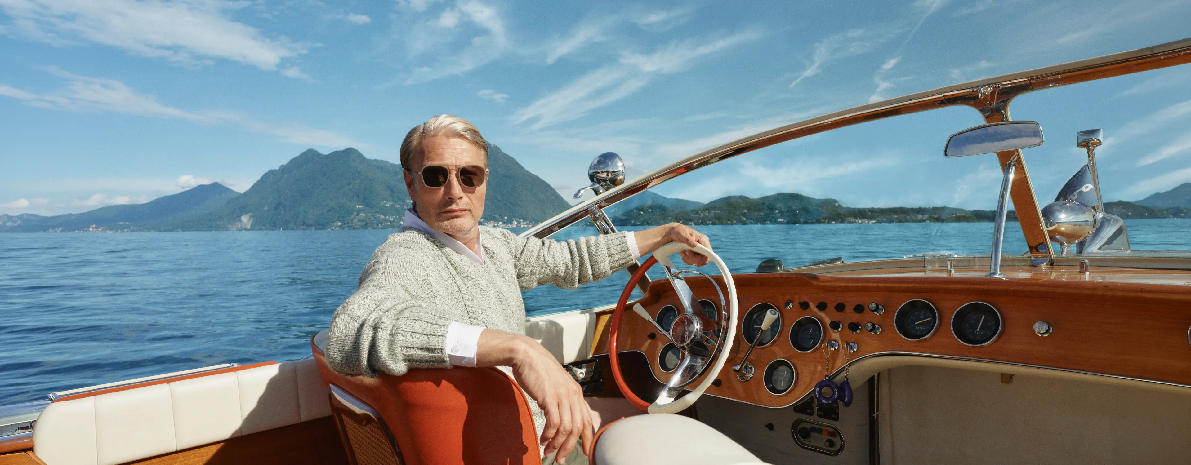 Mads Mikkelsen 戴著 2026 春夏系列 ZEGNA 太陽眼鏡，展現 SS26 精緻造型。