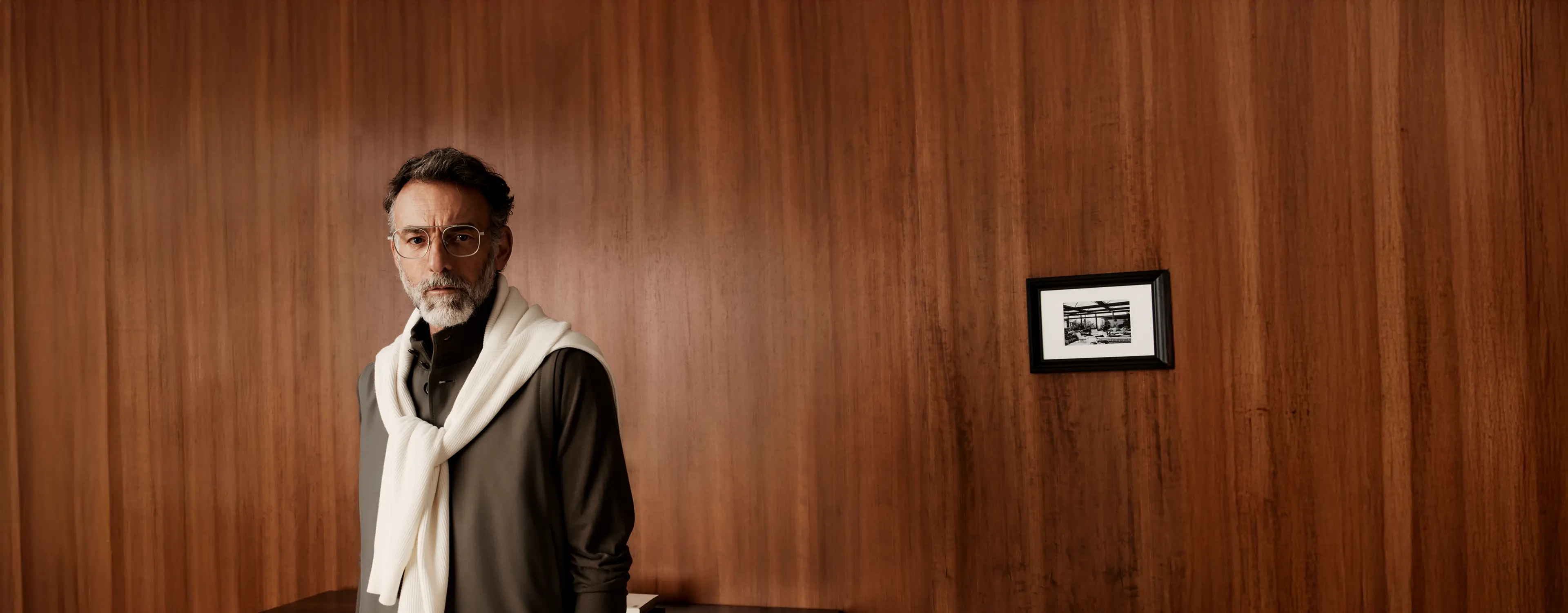 身穿 ZEGNA（杰尼亚）SS26 系列精致休闲装的男士。