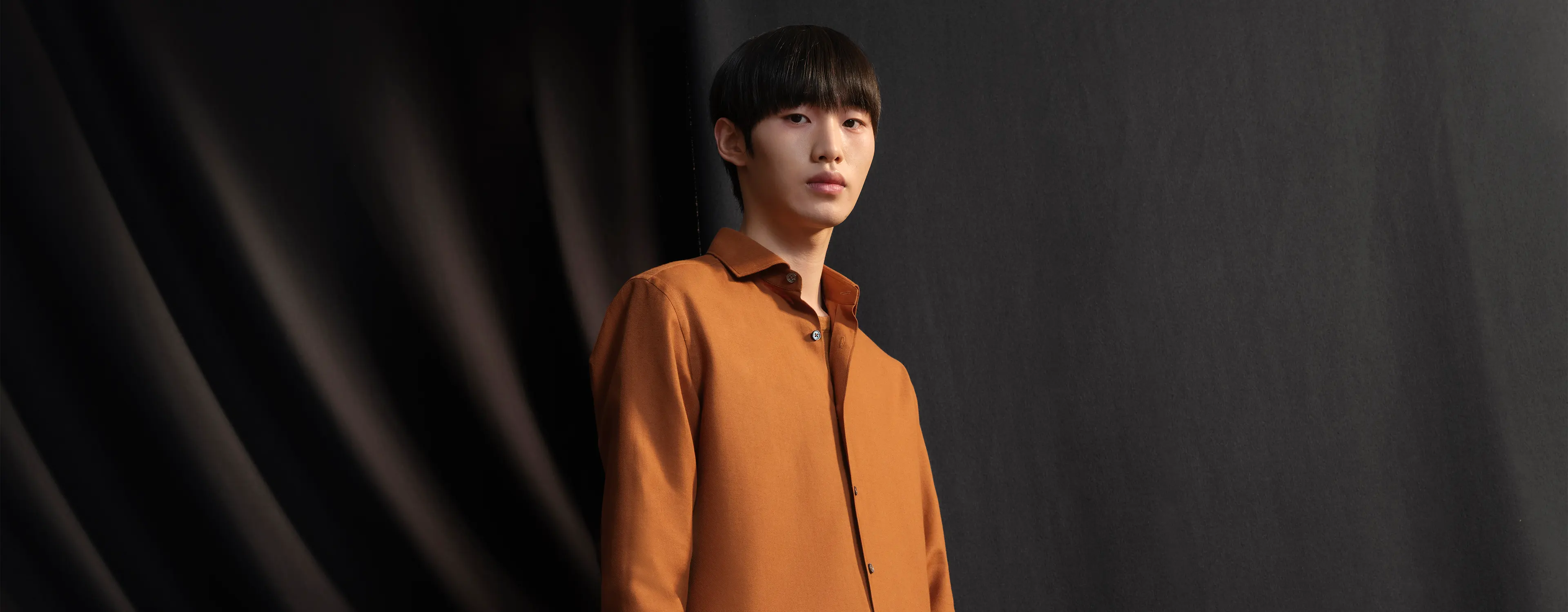 一位身穿 Zegna(杰尼亚)棕色休闲衬衫的男士