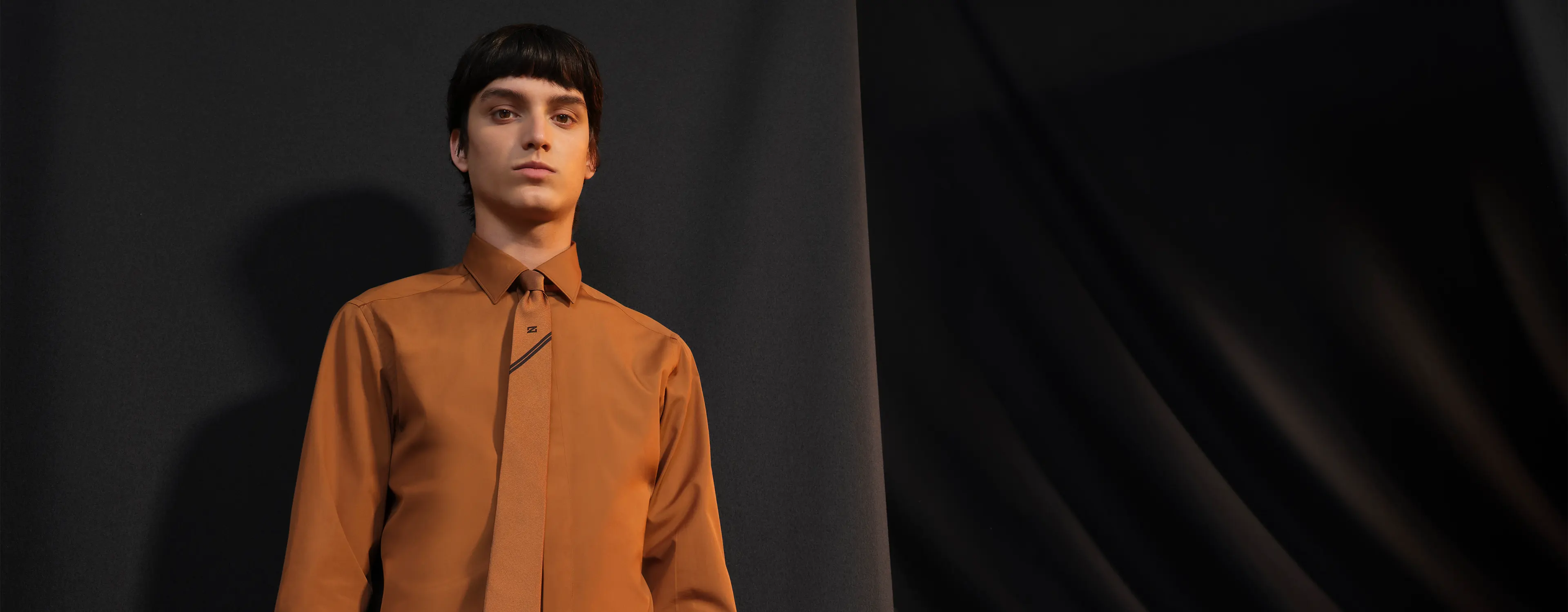 一位身穿 Zegna(杰尼亚)正装衬衫、佩戴同款领带的男士