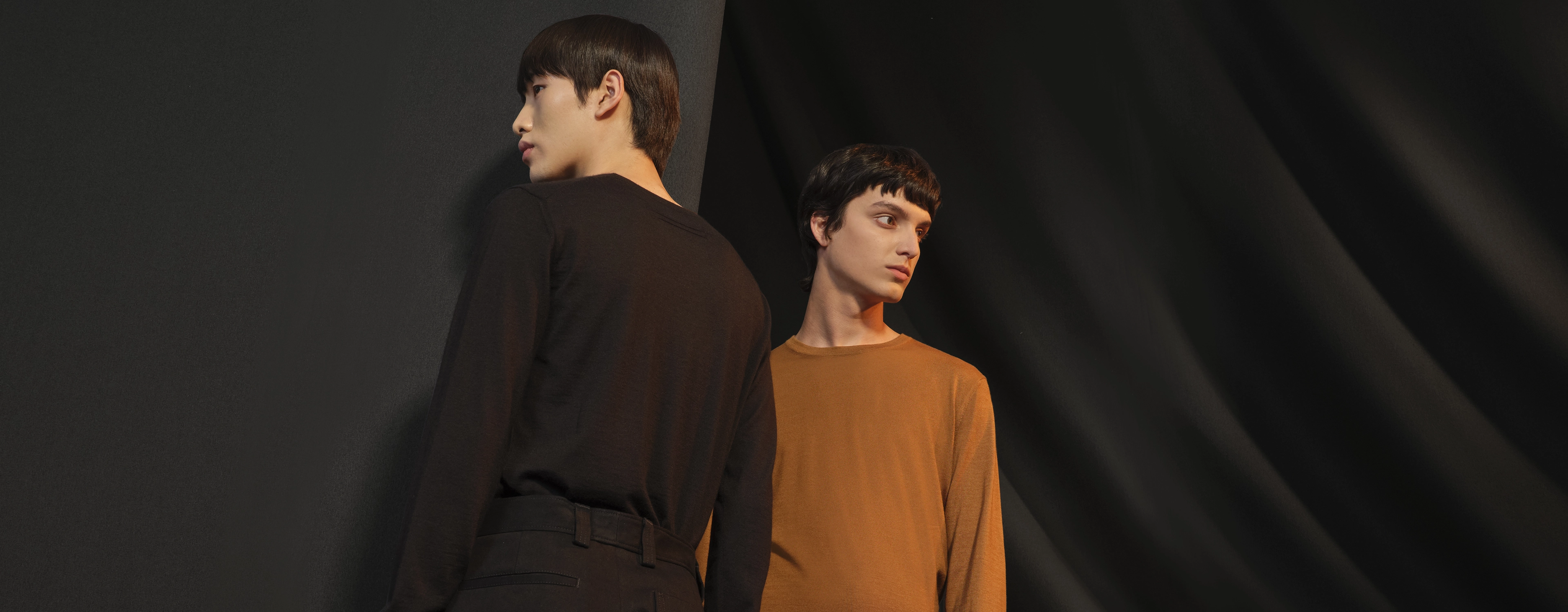 两名男士身穿用专属面料制成的 Zegna(杰尼亚)针织衫系列