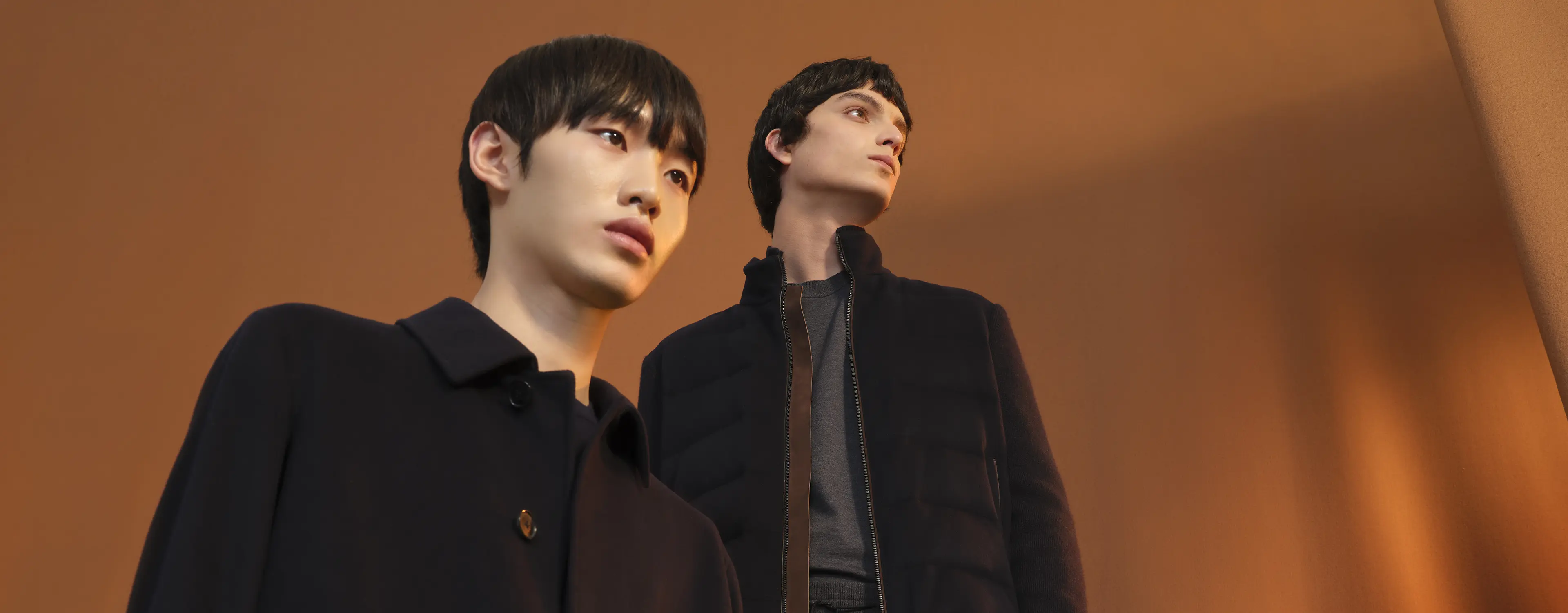 两位男士身着深棕色 Zegna(杰尼亚)12MILMIL12 夹克