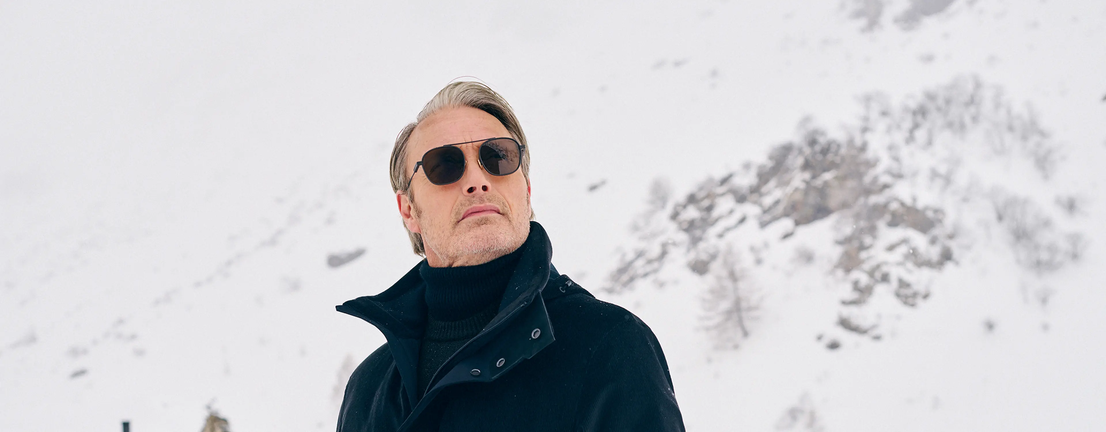 Mads Mikkelsen 身着 ZEGNA(杰尼亚)冬季系列滑雪套装亮相。