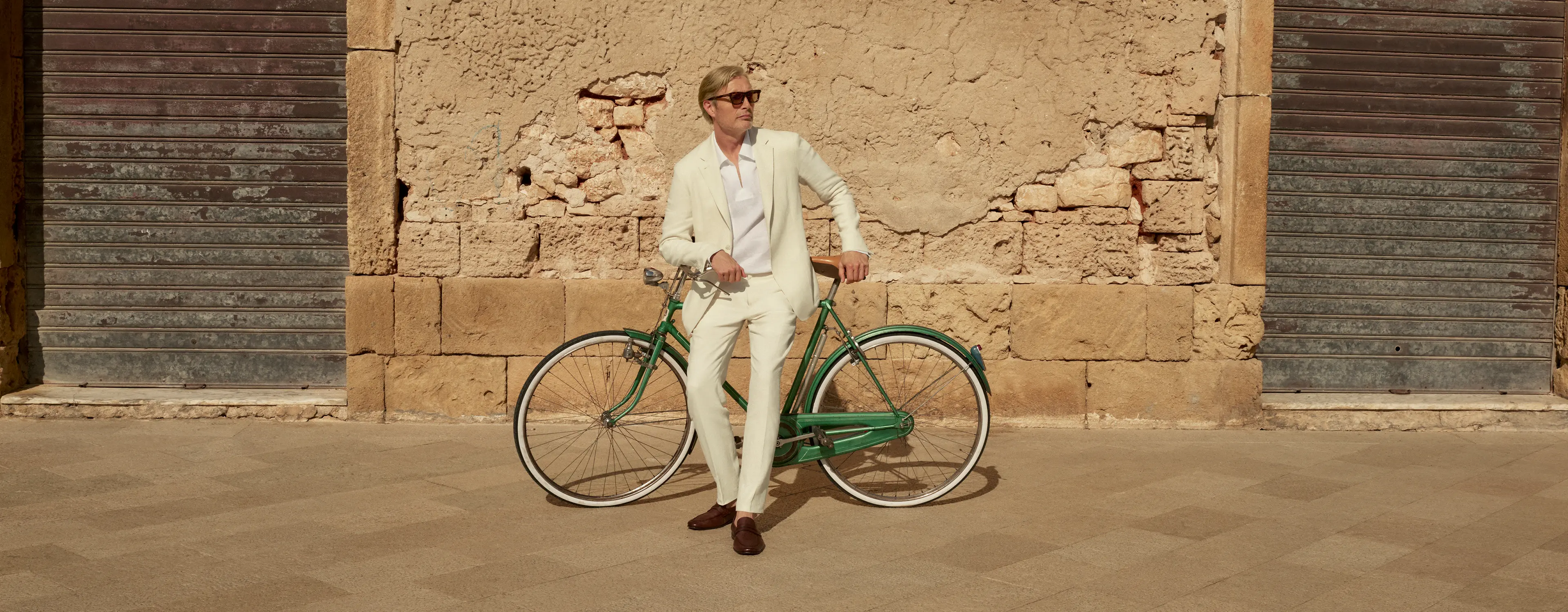 Mads Mikkelsen 身穿 ZEGNA(杰尼亚)2025 春夏系列定制亚麻西装套装和皮革乐福鞋。