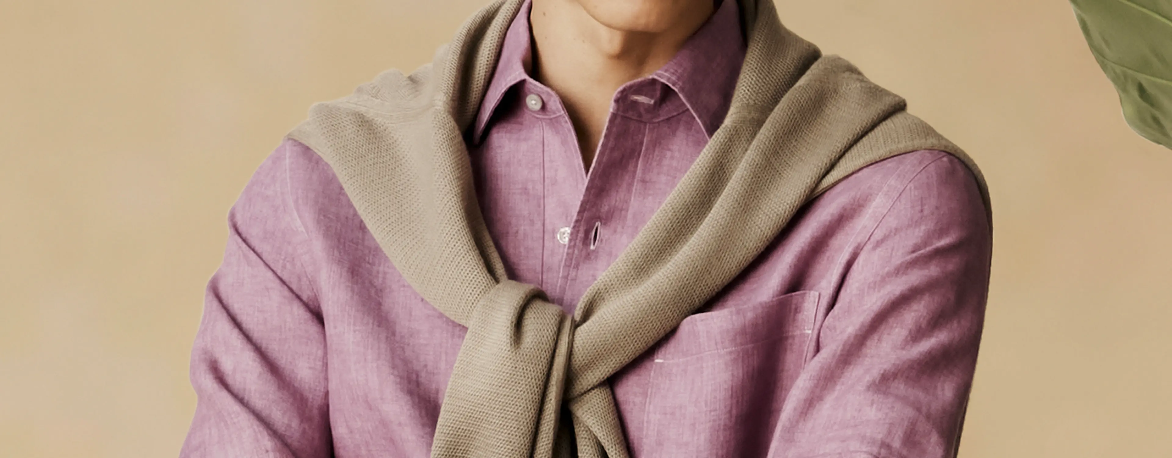 身穿 ZEGNA（杰尼亚）SS26 系列精致夏日服装的男士。