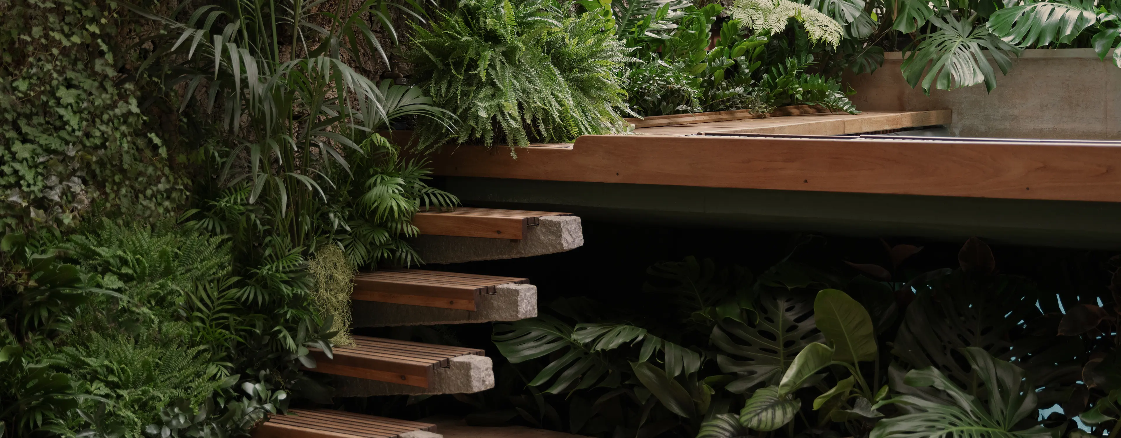 雅緻迷人的自然天地，有機形態勾勒出美妙輪廓，令人沉醉的靜謐氣息瀰漫其中。