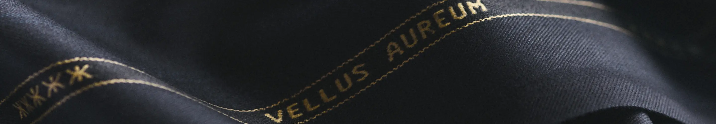 ZEGNA Vellus Aureum 男士面料細節,面料附有品牌標誌。